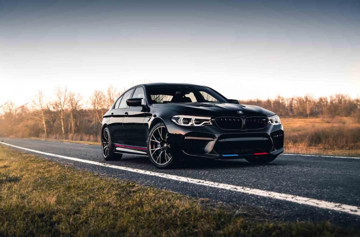 Garage accueillant des voitures importées et domestiques